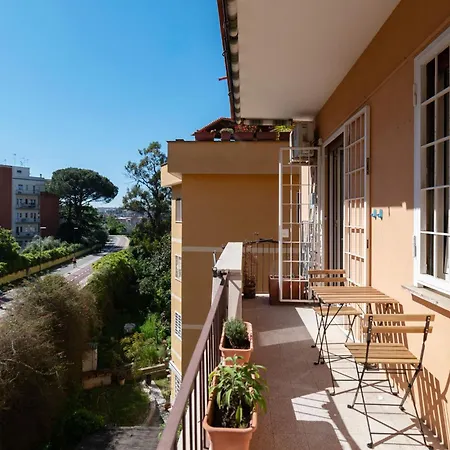 Guesthost - Bright Balcony Appiano Appartement