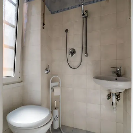 Guesthost - Bright Balcony Appiano Apartment *
