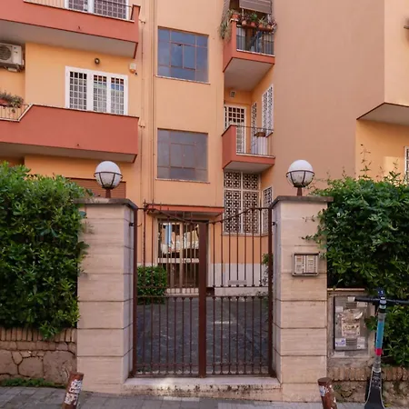 Guesthost - Bright Balcony Appiano Apartment Rom